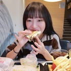 “食べ物吐き捨て”炎上が話題の大食いユーチューバー界隈、韓国ではバーガー10個食べて500万円寄付 画像