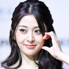 そこにしか目がいかない？LE SSERAFIM・ユンジン、大胆な“腰元カット”で存在感「すごい」 画像