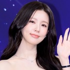 “ほぼ紐ドレス”で話題を集めたミヨン、短めトップスから縦線くっきりクビレがあらわ 画像