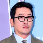 「まだ早いってば」大物俳優ハ・ジョンウ、お祝いコメントに自ら返信…熱愛認めるも結婚は否定 画像