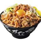 総重量約900gの圧倒的ボリューム！伝説のすた丼屋、“G系”油すた丼＆油そばを27日より販売 画像