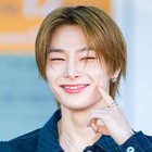 Stray Kids・I.N、可愛らしいポーズで“末っ子”の魅力全開に！一体感のあるルックでイタリアへ 画像