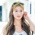 はみ出てる…TWICE・サナ、「あかん」姿に！タンクトップからチラ見えの黒インナーで悩殺 画像