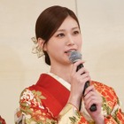 生見愛瑠、ロングドレスの大胆スリットから美脚！後ろ姿に反響 画像