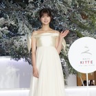 生見愛瑠、ロングドレスの大胆スリットから美脚！後ろ姿に反響 画像