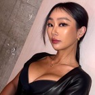 ド迫力胸元を間近で…ヒョリン、もはや収まりきっていない“ピチッと”レザートップスで魅了 画像