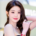 組み替える美脚にドキッ…IVE・ウォニョン、“透けタイツ”映えるミニ丈で魅了「危険な美しさだ」 画像