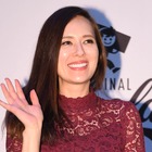 日本国籍を放棄してイギリスを選択したタレント、ついに“韓国人”に　国籍証書授与式でにっこり 画像