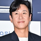 突然の別れから3度目の誕生日…『パラサイト』イ・ソンギュンさん、親友俳優が墓所を訪問「恋しい」 画像