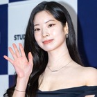 ずり落ちそうでハラハラ…TWICE・ダヒョン、美鎖骨丸出しのストラップレスドレス姿で魅了 画像