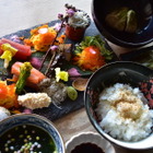 鎌倉の懐石料理店、旬の鮮魚や野菜が入った「彩り手巻き寿司」を復活販売！ 画像