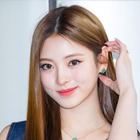 肌に吸い付くシルクドレスからの“生美脚”にドキッ…アンナ、ベッドで放つ色香にノックアウト 画像