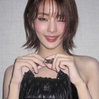 「ほぼ見えてる？」サイド全開シャツで“ふくらみの始まり”をファッションに昇華させたミンニ、視線独占 画像