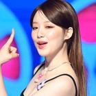 みぞおちまで大胆露出、“ざっくり”衣装に視線集中…シュファに「ボタン留めて」「直視できない」の声 画像