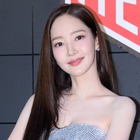 これはキケン…女優パク・ミニョン、華奢な背中露わにして色気放出！普段見せない妖艶な表情 画像