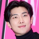 BTS・RM、足首負傷後の近況公開！“松葉杖姿”でも明るい笑顔にファン安堵「早く良くなりますように」 画像