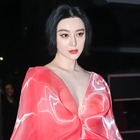 「巨額脱税」や「失踪説」で話題集めたファン・ビンビン、『イカゲーム』監督との“意外な2ショット”に注目 画像