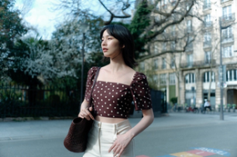 のん、フランス発ブランド“セザンヌ”まとった洗練スタイルでパリを散策！