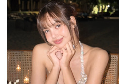 こんなに見せていいの？BLACKPINK・リサ、“肌見せ全開”の海辺ショットで圧巻スタイル「すごすぎ」 画像