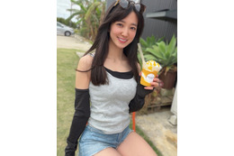 「日本一可愛い剣道女子」佐藤あかり、ショーパン姿で美脚スラリ！宮古島でのオフショット公開