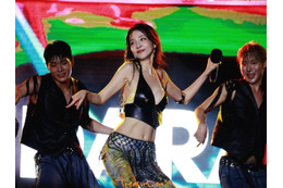 「思い切って全部脱ぐ」発言も話題に！パク・サンダラ、“紐スイムウェア”姿でバカンス楽しむ 画像