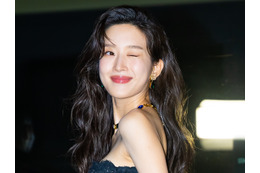 「ほぼ全部見えてる」衣装が話題になった女優ムン・ガヨン、“美デコルテ”あらわなドレス姿で春の女神に 画像