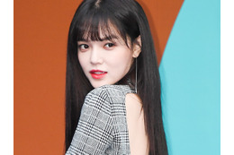 ナイトプールで開放的なスイムウェア姿…タトゥーも堂々披露、元K-POPアイドルの近況に「気絶しそう」の声 画像