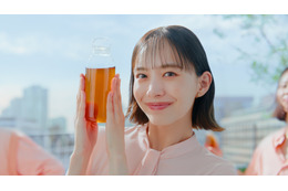 井桁弘恵が「ブレンディ」新CMで軽快な“お茶ダンス”披露！特別インタビューも公開！
