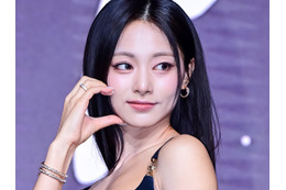 しなやか曲線に釘付け…TWICE・ツウィ、ほぼ“バックレス”衣装で美背中全開「油断した」「やばい」 画像
