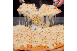 ドミノ・ピザ、チーズ＆からあげ＆ポテトがほぼ1kg！「ほぼ1kgウルトラチーズ」が復活！GWに「デカ盛り祭」期間限定開催