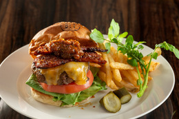 NY発ステーキハウスがアメリカ各地の伝統料理をアレンジ！新作バーガー4種を5月限定で販売