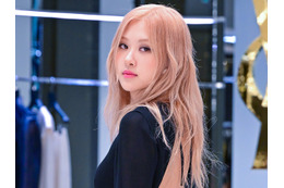 スレッスレ…BLACKPINK・ロゼ、透けた黒ミニワンピで艶やかに！寝そべり写真も 画像
