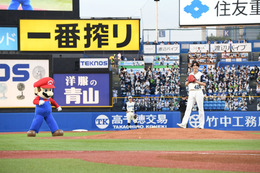 映画『ザ・スーパーマリオ』マリオ役の宮野真守が始球式に登板！ノーバウンド投球で思わず〝マリオポーズ”!?