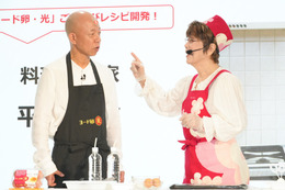 小峠英二、「ヨード卵・光」に激似！CM起用に平野レミ「何で？ツルツルだから？」