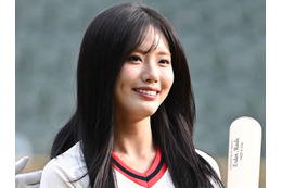 球場に舞い降りた天使…fromis_9・ジウォン、「スポーツアナウンサー体験」に挑戦【独自写真】 画像