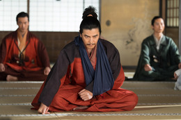 大河ドラマ「豊臣兄弟！」要潤が語る、明智光秀の「陰」と小栗旬との“緊張感”