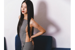華奢ボディとのギャップが…韓国女性歌手、“胸元ぱっくり”トップスからボリューム感チラ見え 画像