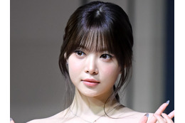 腰までざっくりと…LE SSERAFIM・ウンチェ、透け透けコルセットから“美くびれ”あらわ「眼福です」 画像