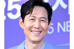 『イカゲーム』俳優イ・ジョンジェ、11年交際“財閥の恋人”と公演デート？目撃談が話題「オーラが…」 画像
