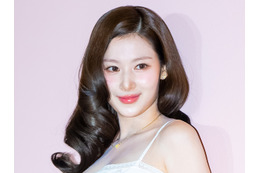 インナーの紐が…TWICE・サナ、ドキドキする“超接近”SHOT！ぴっちり私服で見せた極上の可愛さ 画像