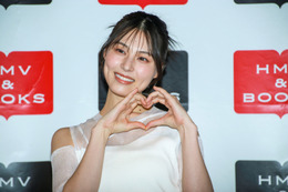 元乃木坂46・相楽伊織、白ランジェリー姿の眼鏡美女に！デジタル写真集「毎度お邪魔します」発売