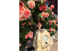 のん、スゴすぎる満開のバラとのショット公開！ファン「雰囲気良すぎ」「素敵な写真」と驚き