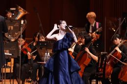 柏木由紀、コンサートで豪華ドレス姿をSNSでも披露「とっても似合ってる」「これからも歌い続けて」