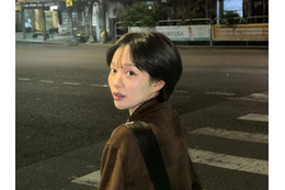 深夜の散歩で見せた“圧倒的彼女感”！韓国女優のエモさ溢れる近況ショットにファン悶絶 画像