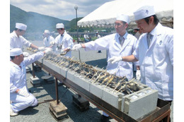 京都・嵐山で1日400匹限定の炭火焼き若鮎を試食！「嵐山若鮎祭2026」6月13日・14日開催