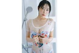 七海りお、花柄のビキニ姿でグラビア登場！スタイルの良さが際立つカット掲載