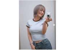 伊藤愛真、ホワイトベージュのショートウルフに！ヘソちらファッションも反響