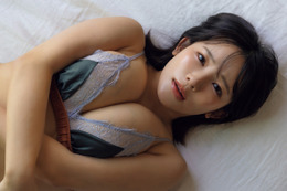 天木じゅん、親友・永尾まりや撮影の卒業グラビアを『FLASH』で披露！