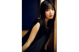 僕青・八木仁愛が『FLASH』初登場！透明感と清純さが際立つグラビアで魅了
