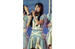 AKB48・伊藤百花がセレモニアルピッチでノーバン始球式を達成！